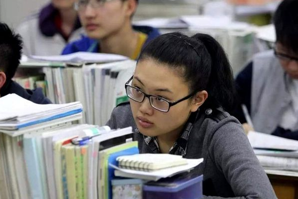 教育部發(fā)通知，中小學將實行“新規(guī)定”，學生想偷玩手機不可能了