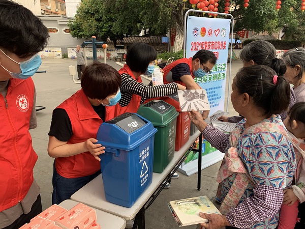 鼎湖區(qū)城管局開展“積極參與垃圾分類，攜手共享文明鼎湖”垃圾分類宣傳志愿活動（4）.jpg