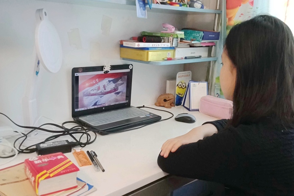 學生進行線上班會課學習