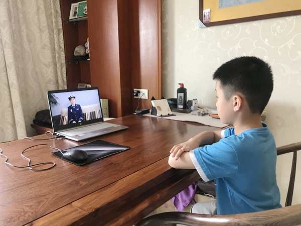 圖二:學(xué)生在觀看消防教育視頻