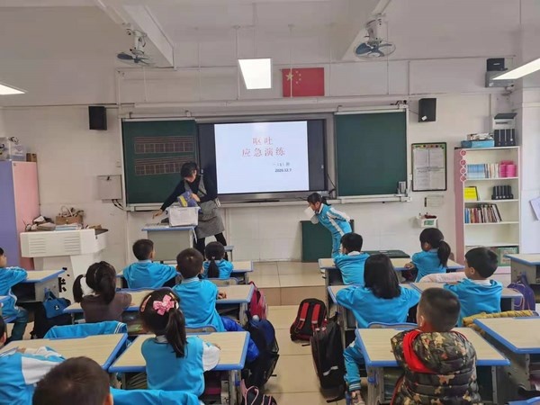 一年級(jí)嘔吐演練 (1) (復(fù)制).jpg