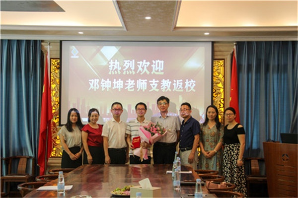 用愛(ài)心呵護(hù)成長(zhǎng)，用責(zé)任照亮未來(lái)