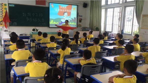 讓領(lǐng)巾飛揚(yáng)，爭(zhēng)當(dāng)好隊(duì)員