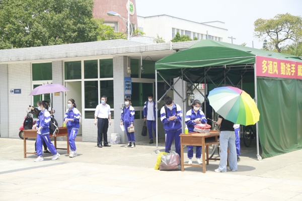 首日復課重防疫 筑牢防線守安全