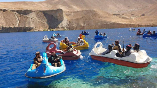 英國記者發(fā)“塔利班士兵在阿富汗湖上坐腳踏船”照片，網(wǎng)友驚了