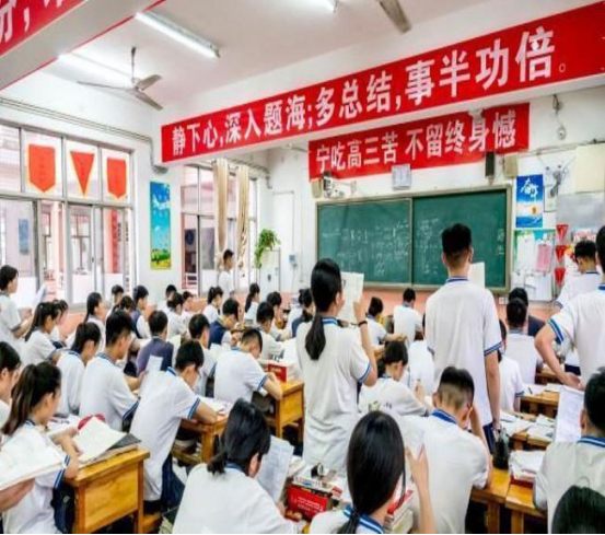 18年前，楊博為高考偷走試卷熟記答案，進(jìn)考場看到題目后卻傻眼了