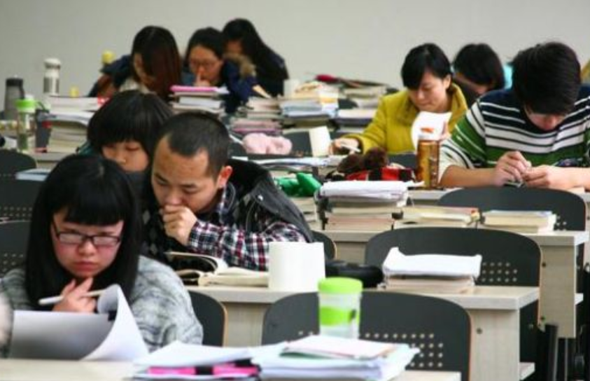 從單科25分逆襲稱學霸，多門科目滿分保送清華，用的最多的是教材