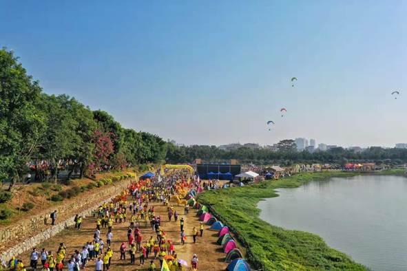 圖片包含 天空, 草, 戶外, 樹  描述已自動(dòng)生成