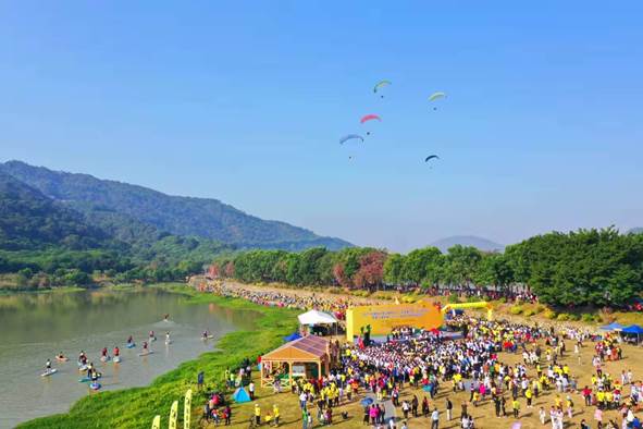 圖片包含 天空, 戶外, 風(fēng)箏, 人物  描述已自動(dòng)生成