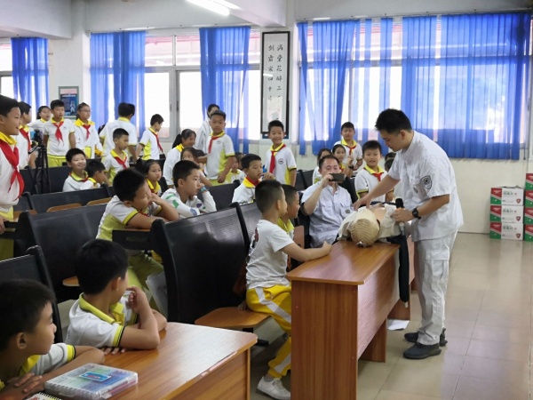 翠景東方小學(xué)四年級急救課堂照片IMG_20191115_103604.jpg