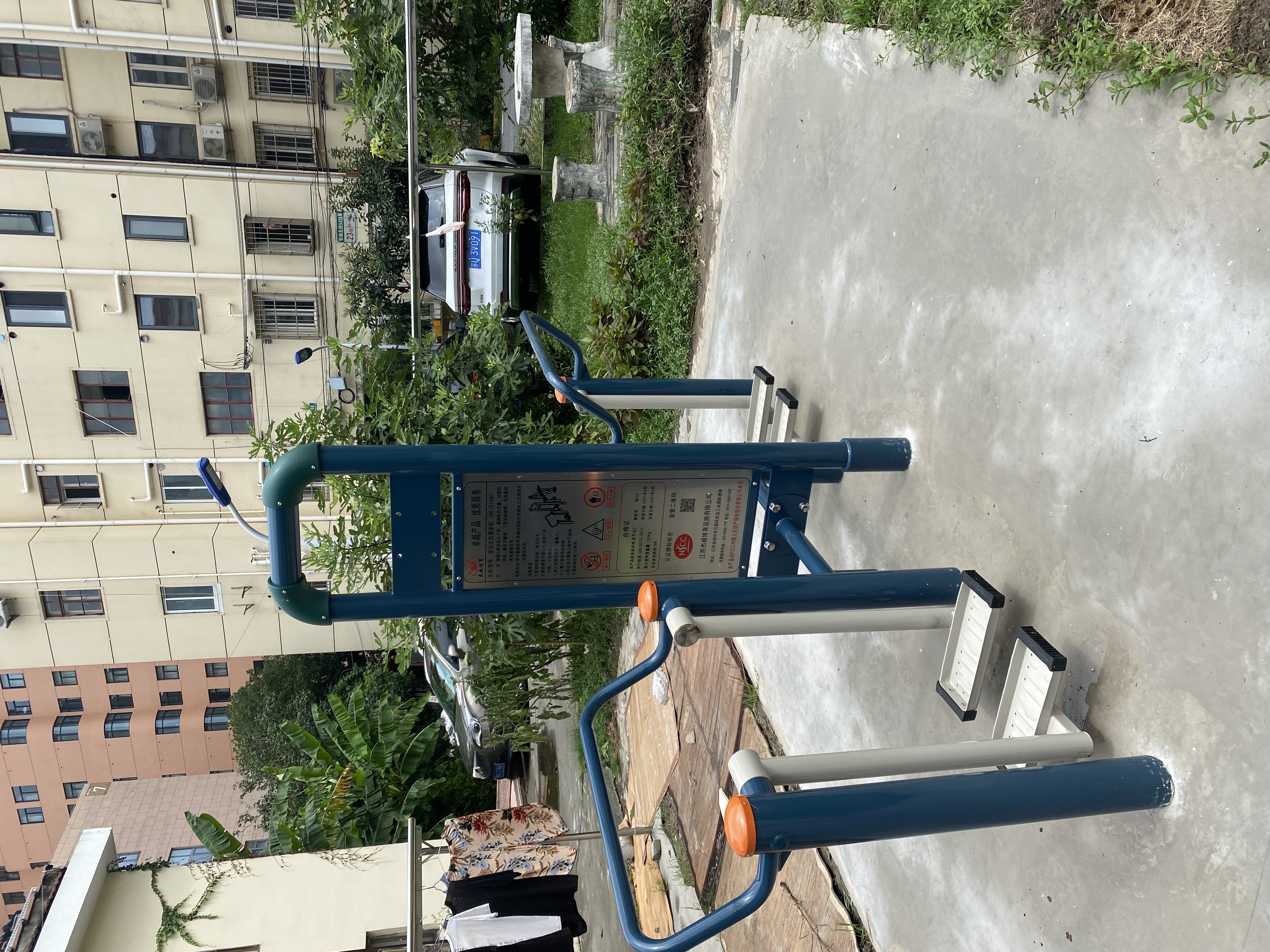 二位太空漫步機(jī)