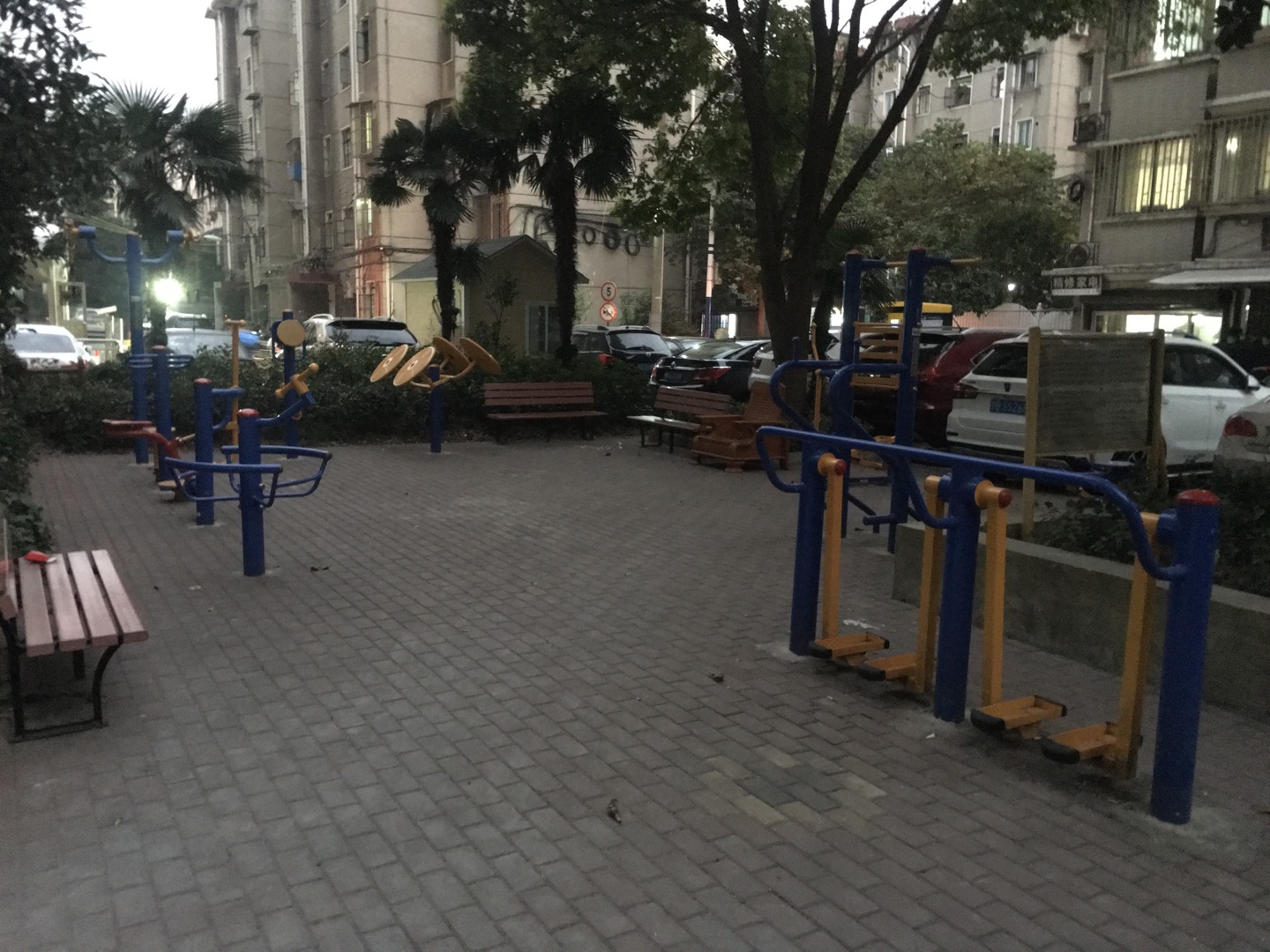 華浜新村居委長(zhǎng)江路366弄健身點(diǎn)