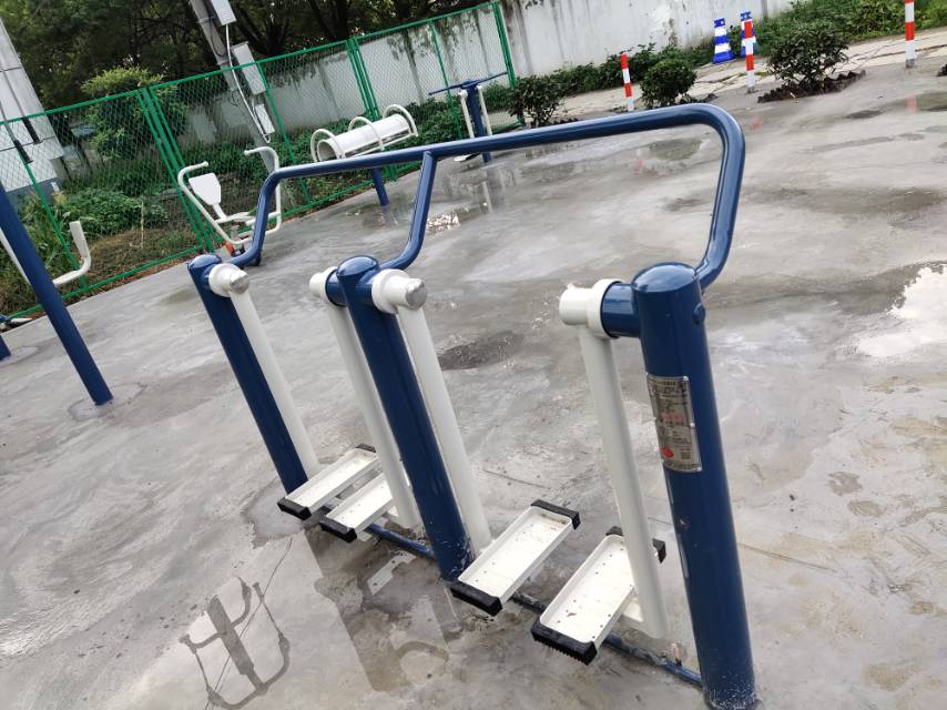 二位太空漫步機(jī)