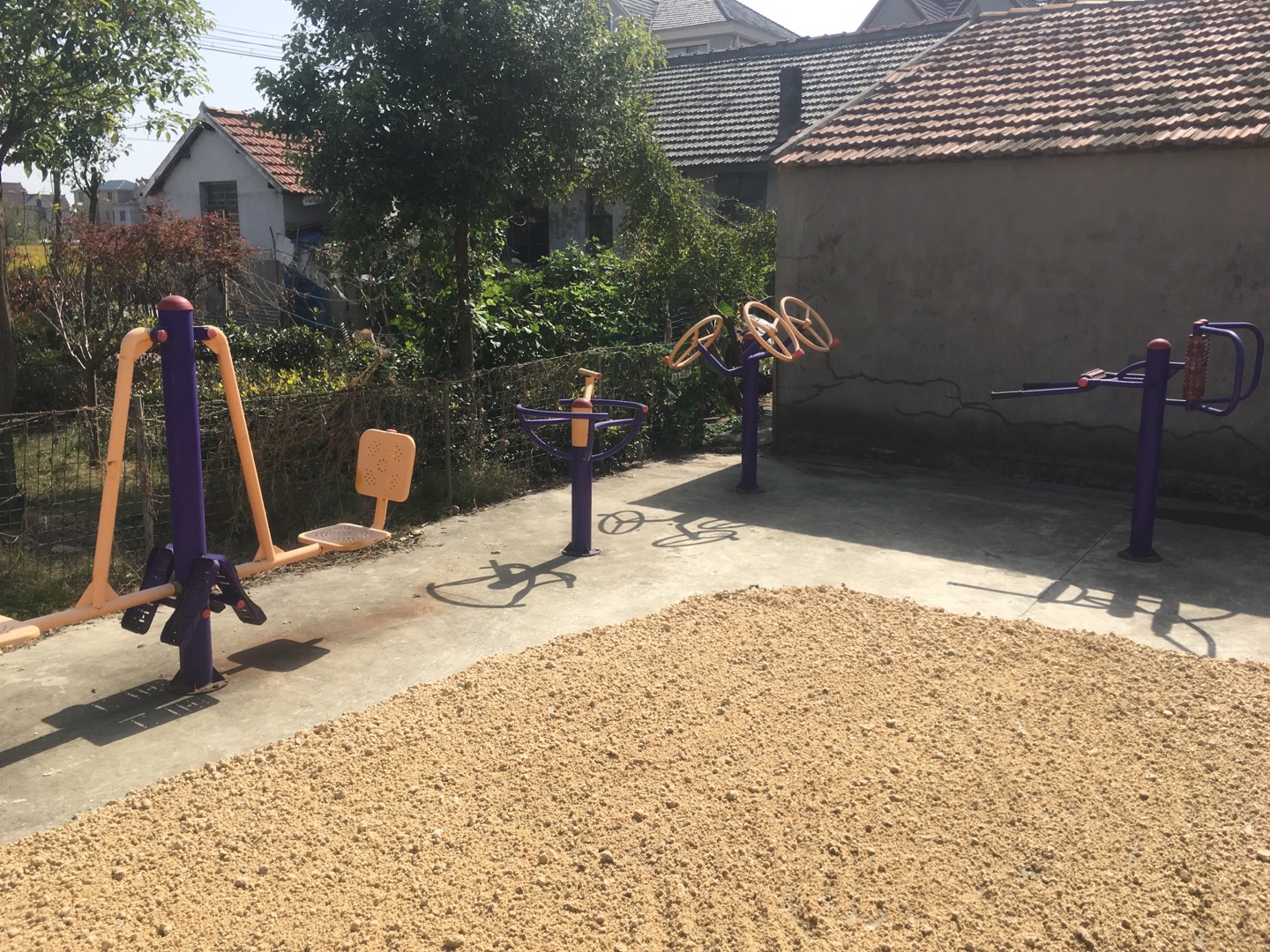 老港鎮(zhèn)牛肚村民委員會5組健身苑點