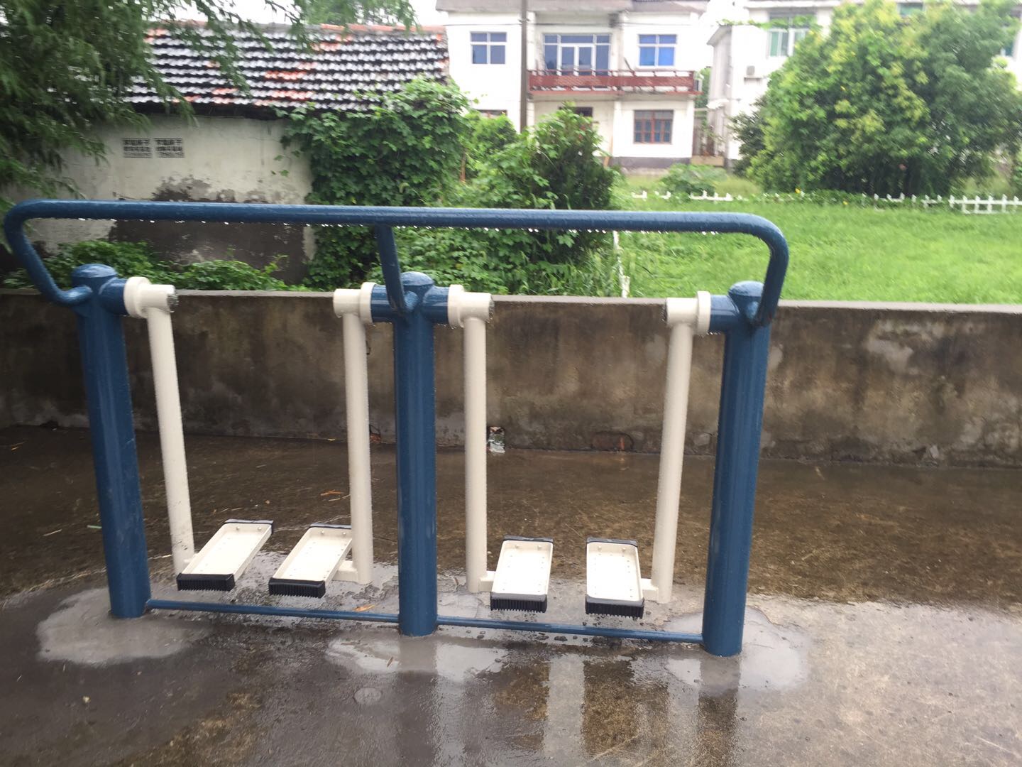 二位太空漫步機(jī)