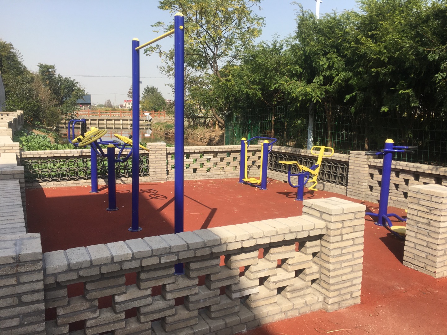 老港鎮(zhèn)中港村民委員會(huì)1組健身苑點(diǎn)/n