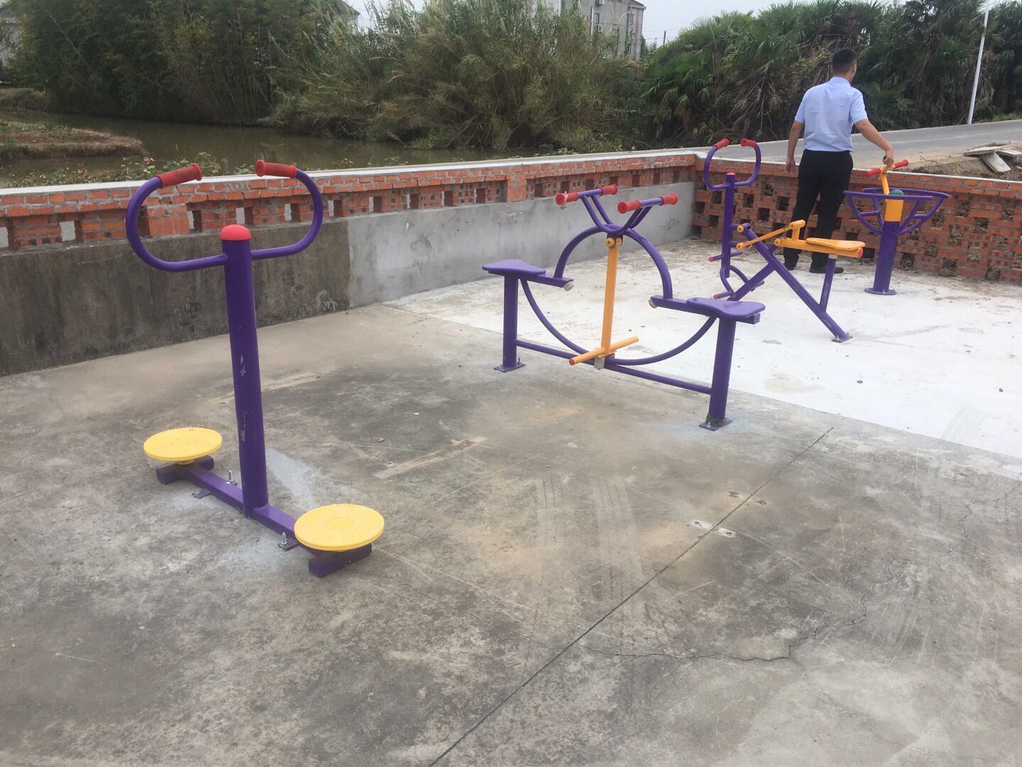 老港鎮(zhèn)欣河村民委員會煙墩12組健身苑點