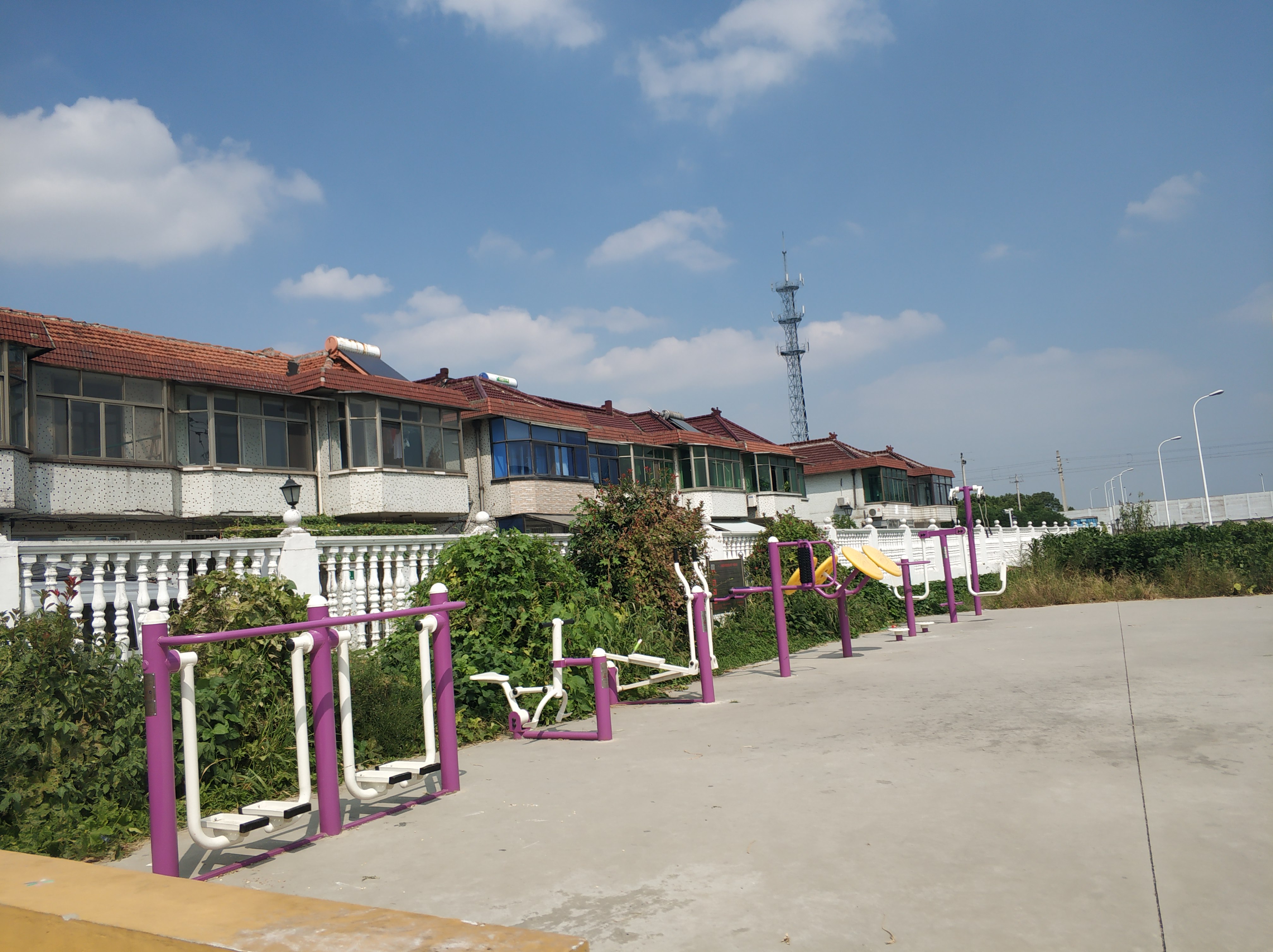 勤儉村門(mén)球場(chǎng)