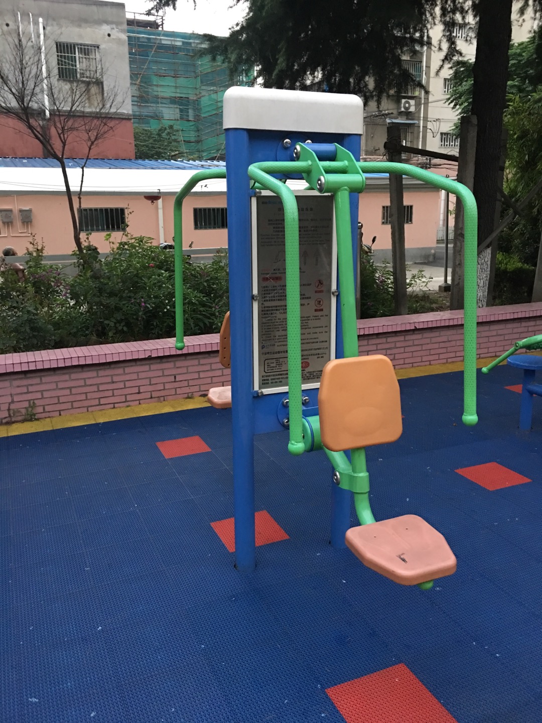 雙立柱推力訓(xùn)練器