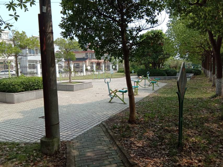 嘉富路小區(qū)東側(cè)市民健身點(diǎn)