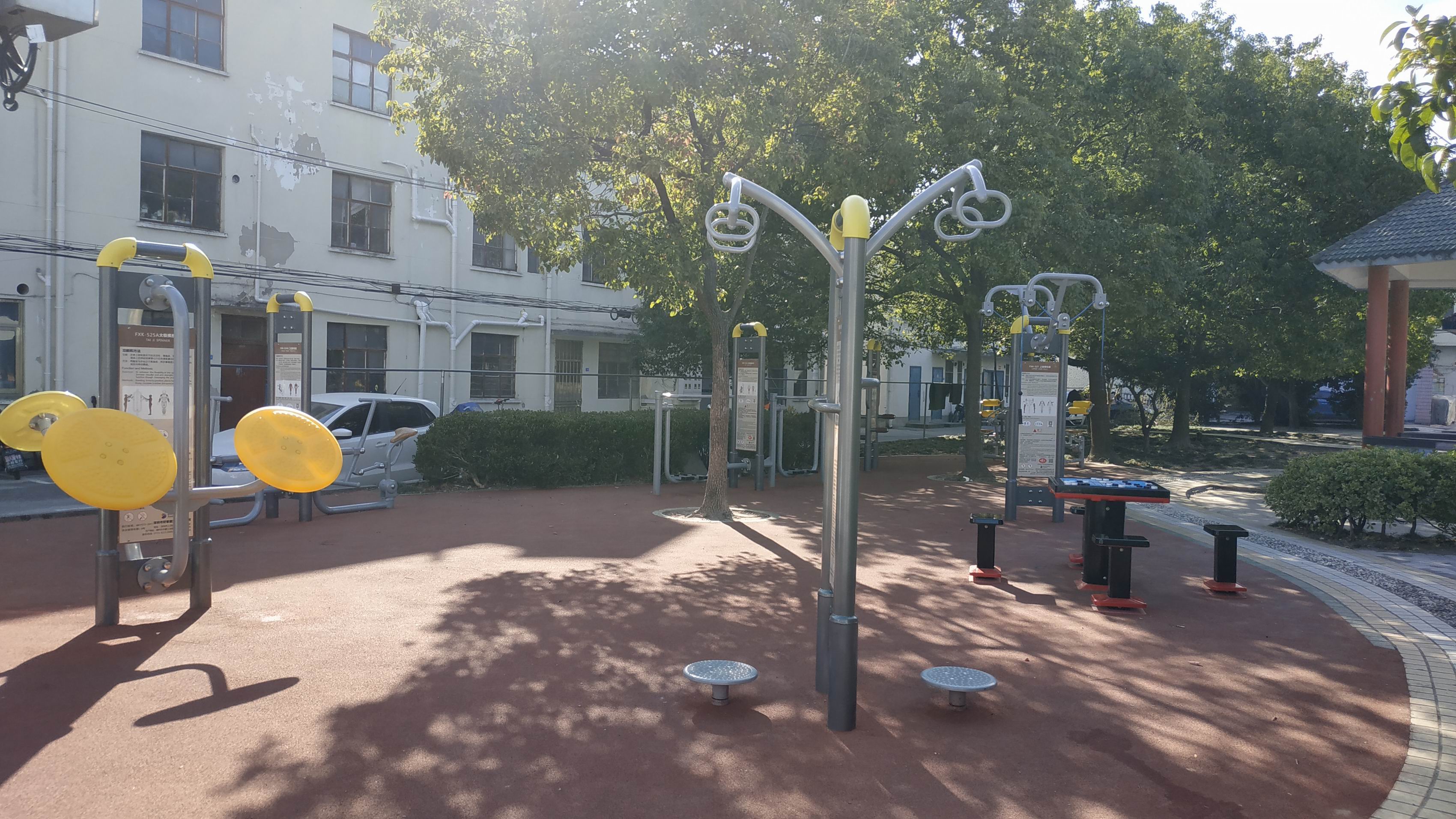 平安居委社區(qū)市民益智健身苑點