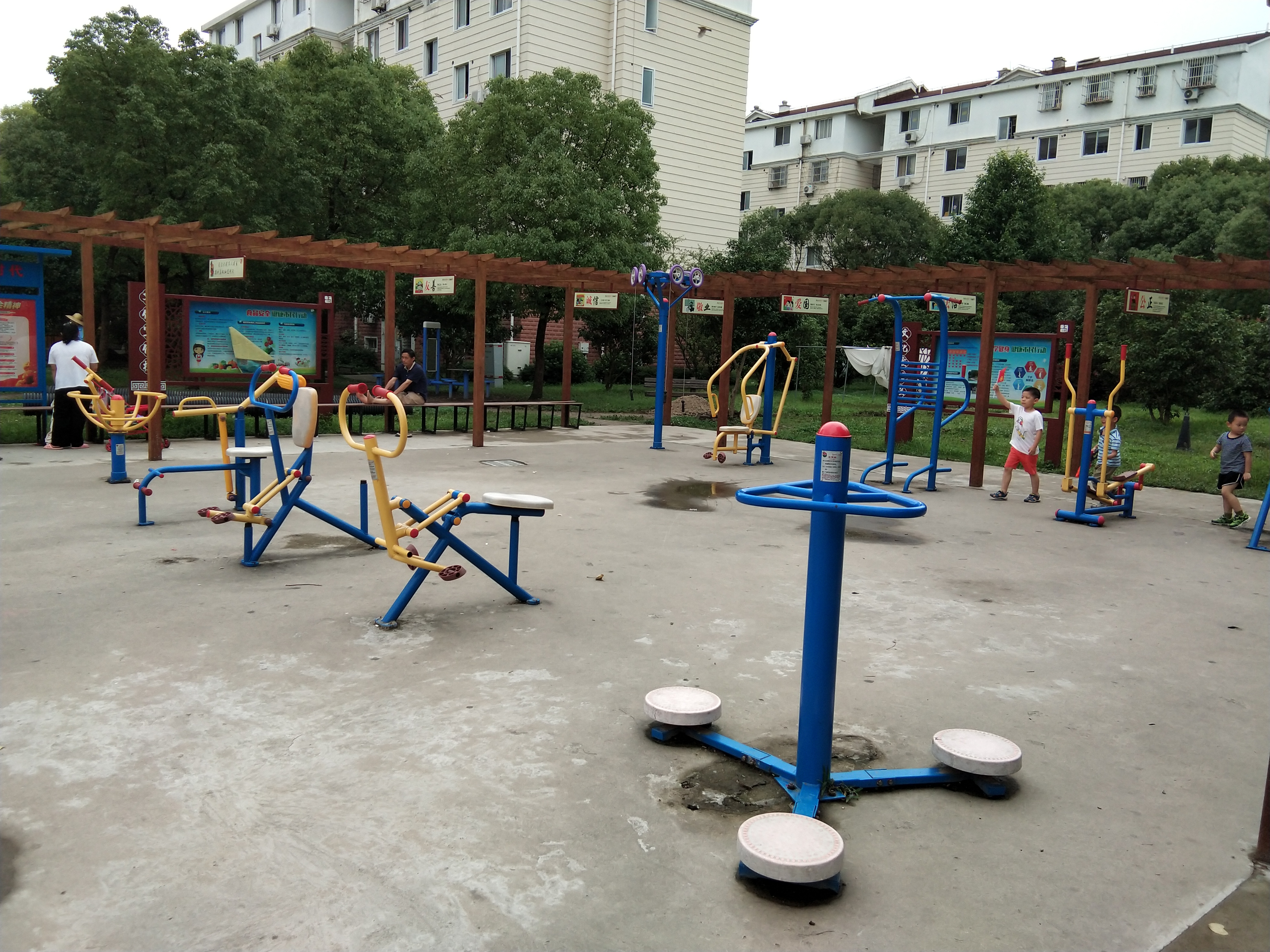 陳灣小區(qū)市民益智健身苑點