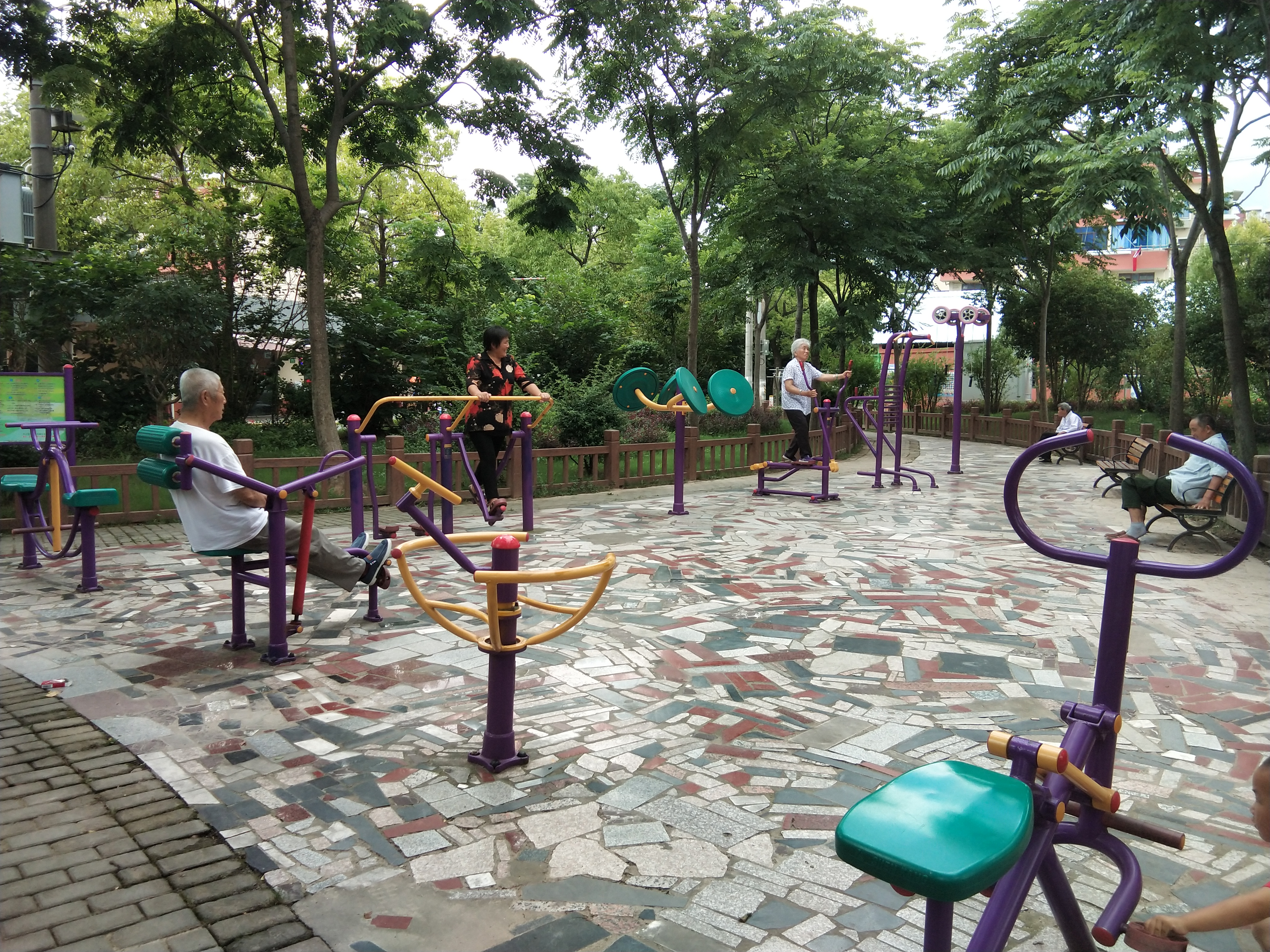 海灣鎮(zhèn)海濱一村康樂苑健身點(diǎn)