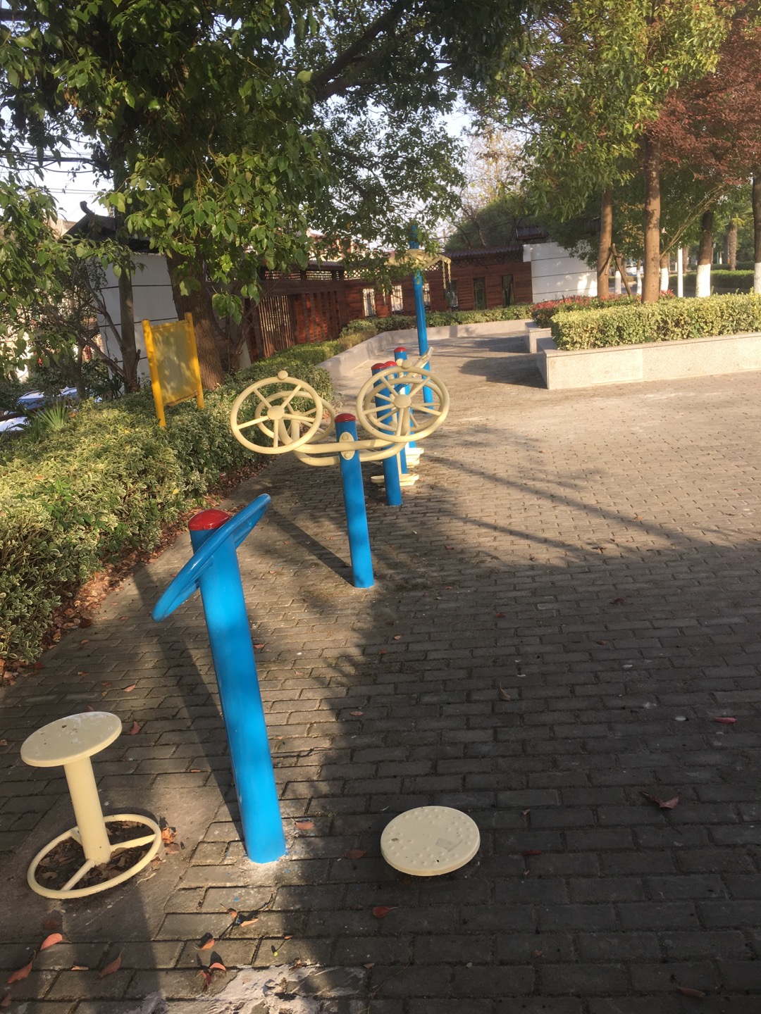 老港鎮(zhèn)濱海居民委員會(huì)建設(shè)村車(chē)站健身苑點(diǎn)