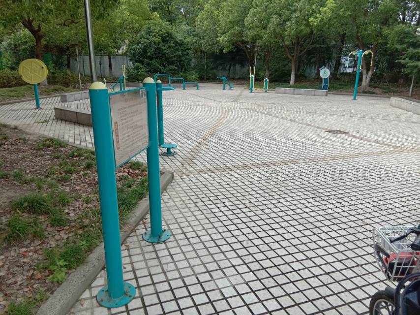 包橋小區(qū)225弄東南側(cè)市民健身點