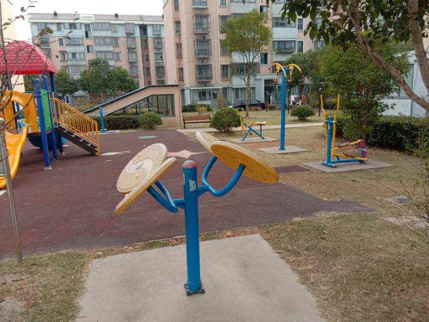 海霞第二居委海霞新苑633弄13號前健身路徑