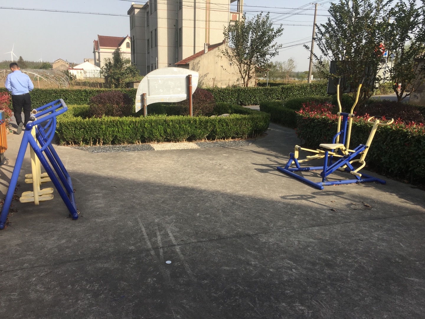 老港鎮(zhèn)東河村民委員會港東4組健身苑點