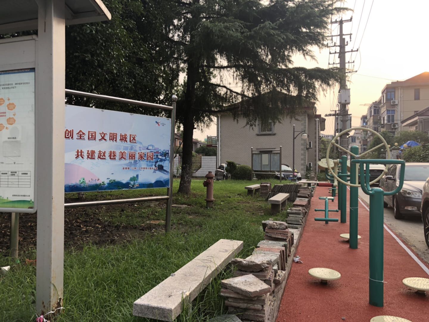 鎮(zhèn)中小區(qū)健身點