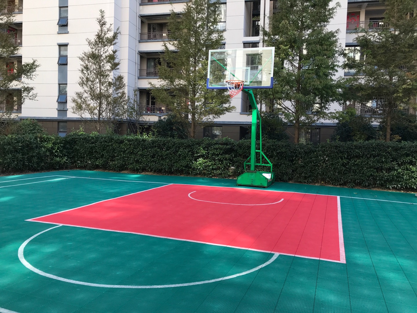秋亭居委秋亭路88弄33號朗詩小區(qū)三人制籃球場