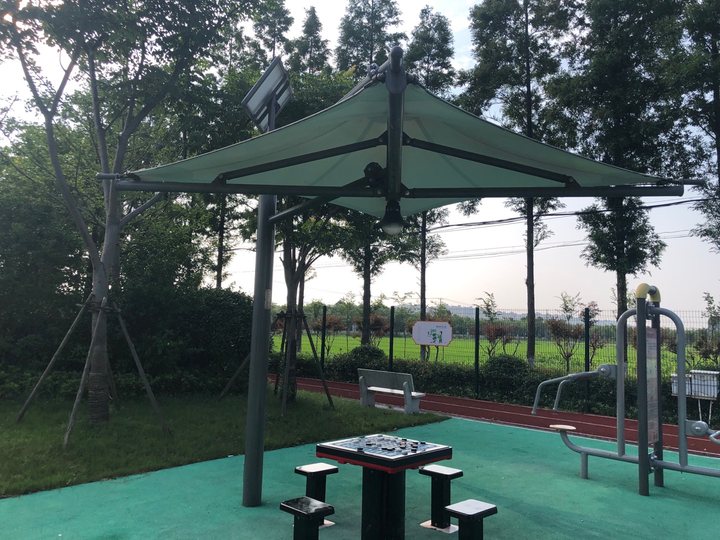 太陽(yáng)能燈光遮陽(yáng)棚