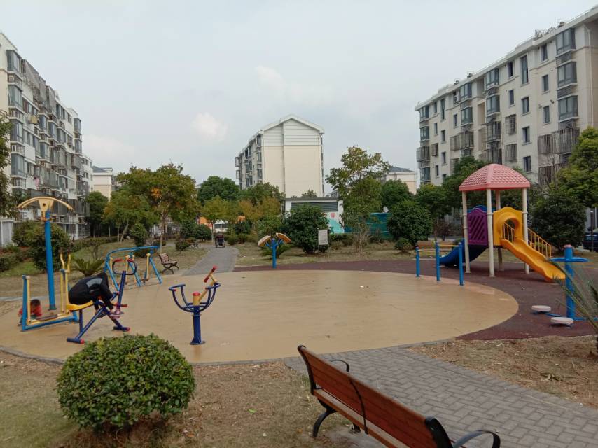 海霞第一居委海霞路493弄44號南側(cè)健身路徑