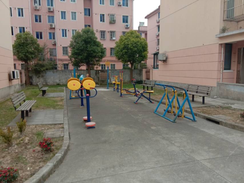 江鎮(zhèn)居委新生苑92弄8號西側(cè)健身路徑