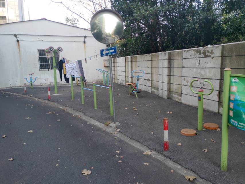 證一小區(qū)健身點(diǎn)