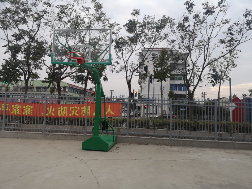 南區(qū)居委籃球場(chǎng)