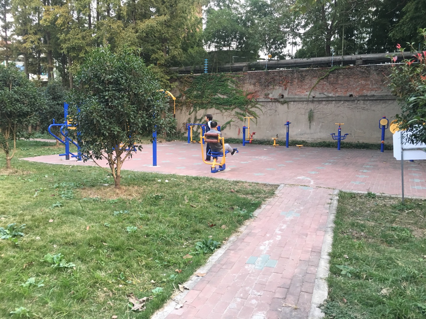 淞南八村居委小八村健身點(diǎn)