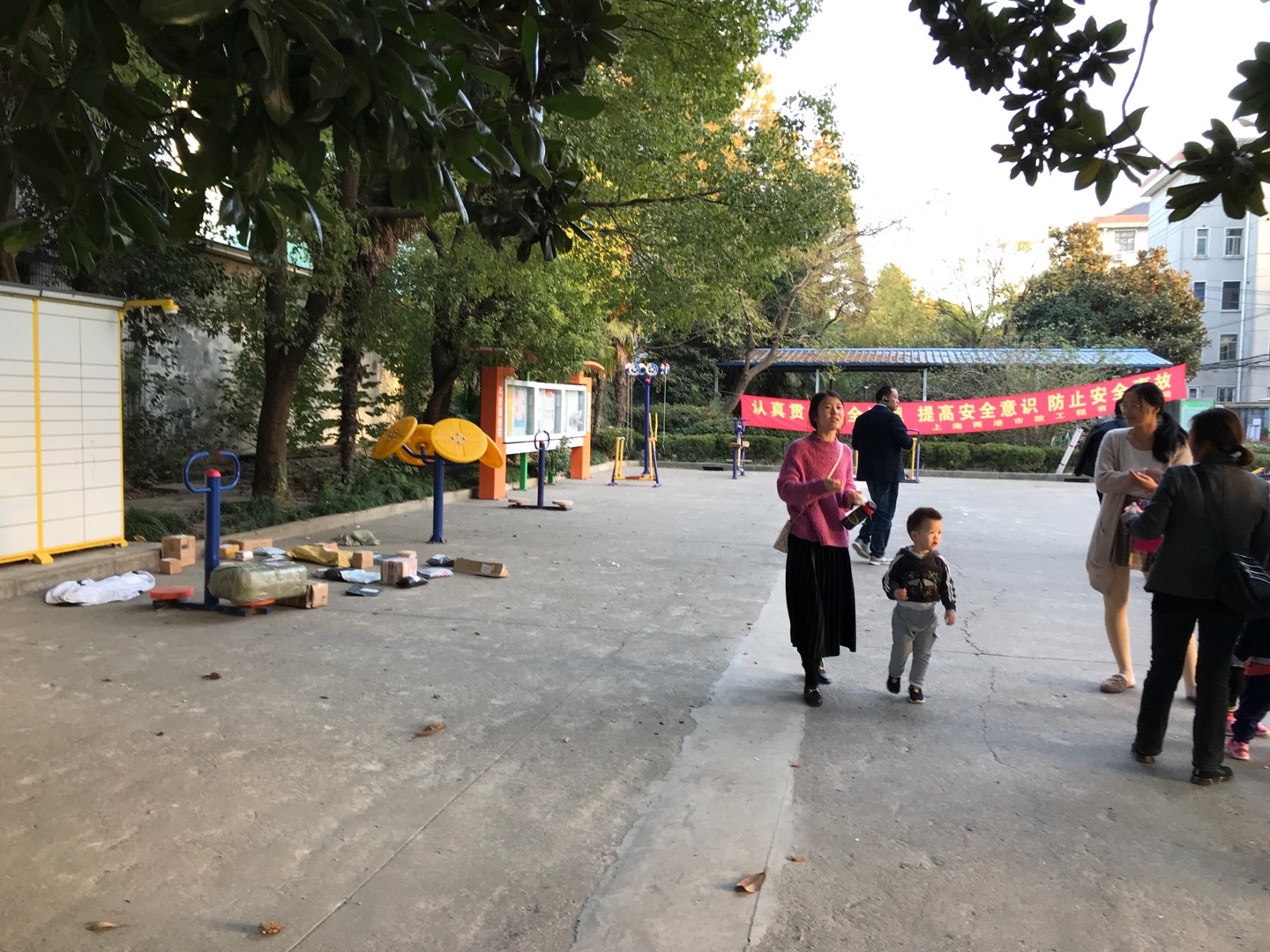 朝陽居委鹽朝公路1446號（朝農(nóng)新村內(nèi)）健身路徑