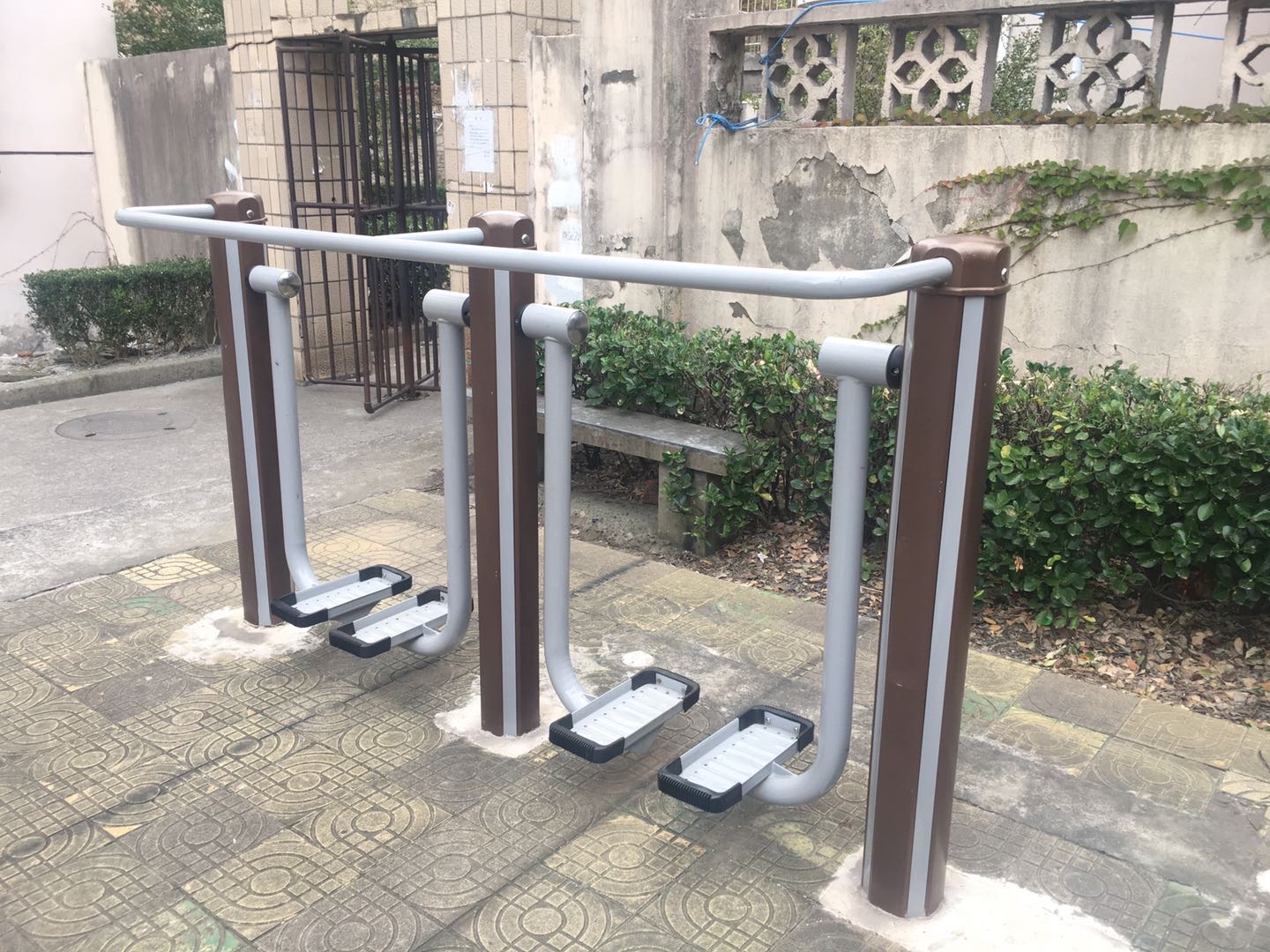 雙位太空漫步機