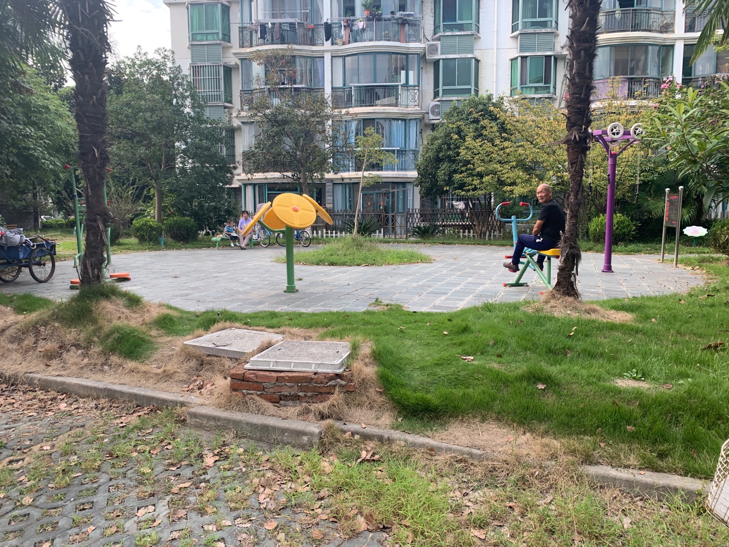 世紀(jì)新城南邊健身點(diǎn)