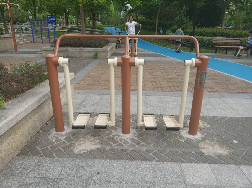 二位太空漫步機(jī)