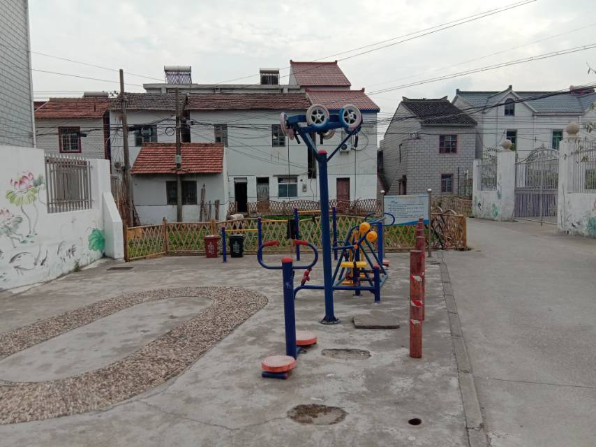 紅旗村尹家宅3號(hào)西側(cè)健身路徑