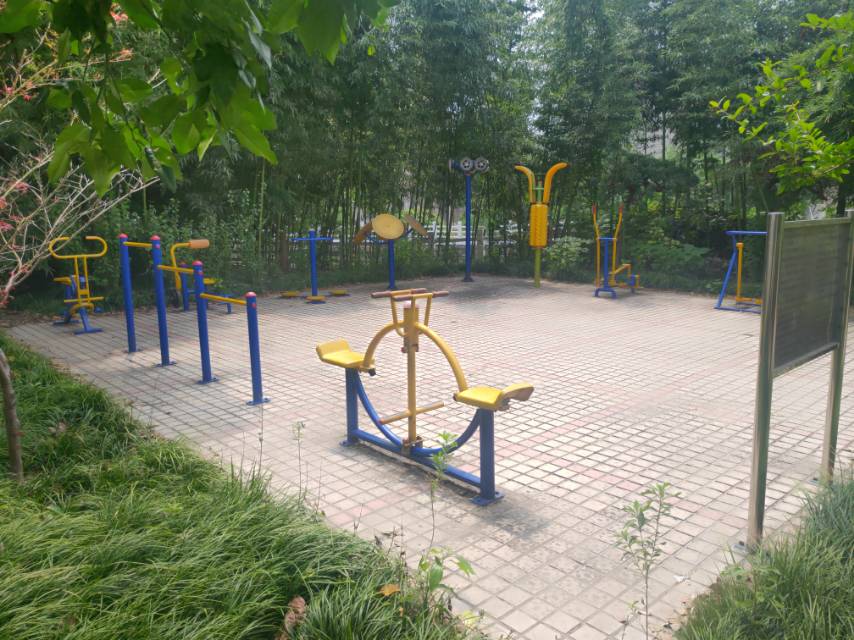 方翔社區(qū)沁園別墅101弄76號前健身點