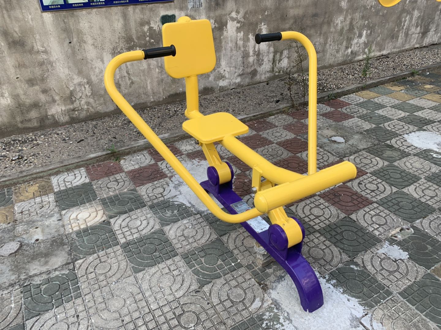 自重式平推訓(xùn)練器