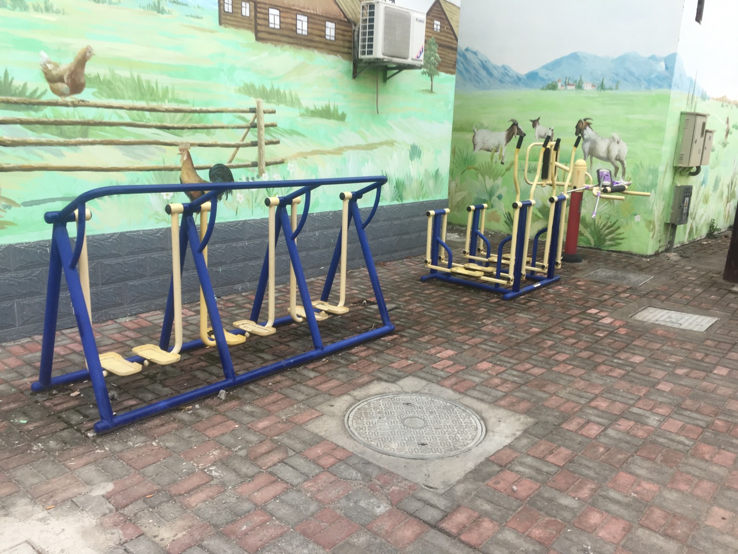 老港鎮(zhèn)欣河村民委員會鐵橋老年活動室健身苑點