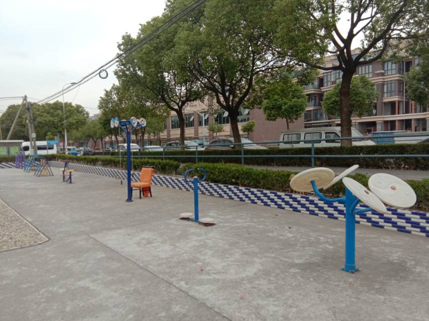 衛(wèi)東村新村128號后健身路徑