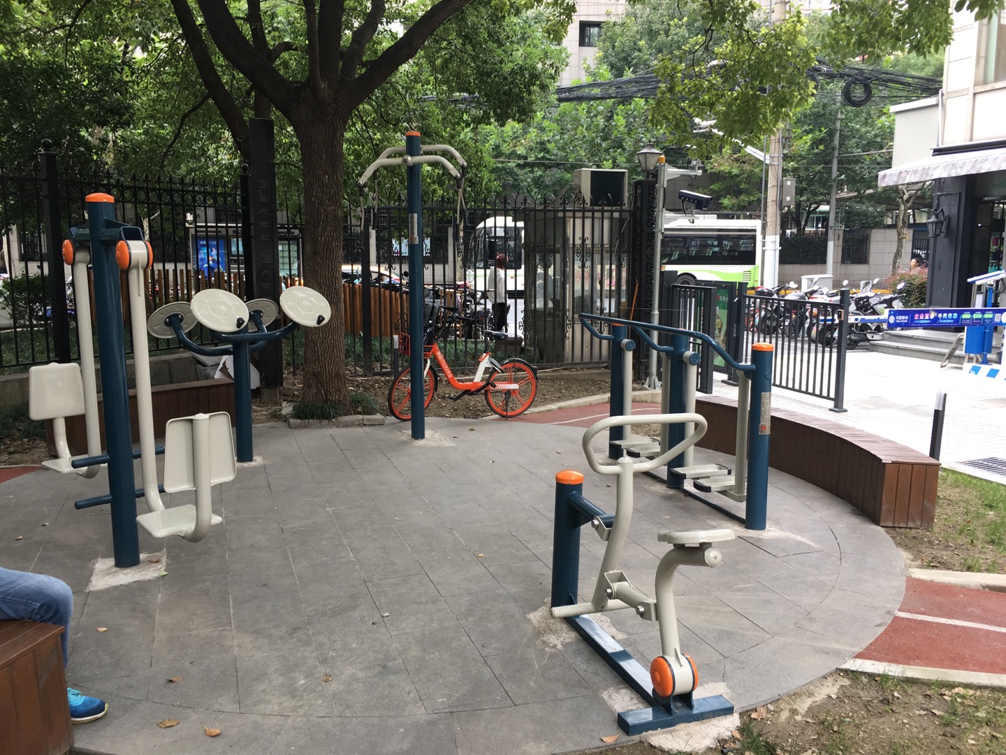 靜安區(qū)曹家渡街道三和居委健身點(diǎn) （武定路1135弄）