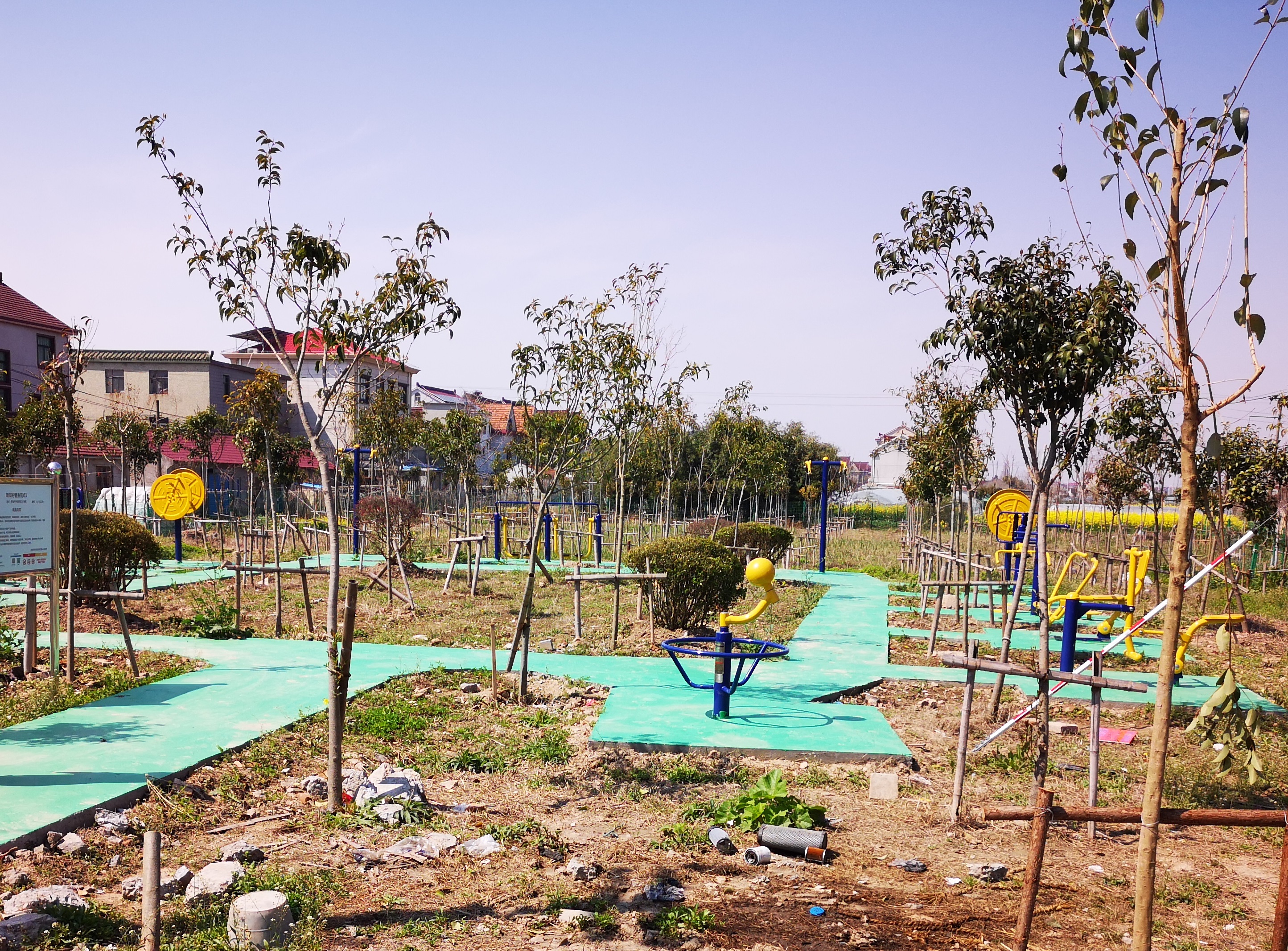 新如村4組新路201號(hào)南老村部健身路徑